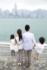 Vista traseira da família desfrutando de belas paisagens de Victoria Harbor, Hong Kong — Fotografia de Stock