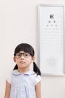 Porträt eines chinesischen Mädchens mit Brille im Optometrie-Raum — Stockfoto