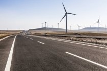 Autostrada e mulini a vento nella provincia della Mongolia Interna, Cina — Foto stock