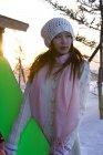 Donna cinese in possesso di snowboard verde — Foto stock