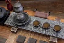 Conjunto de té chino clásico en la sala de té - foto de stock
