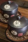 Primer plano de los tradicionales caddies de té chinos - foto de stock