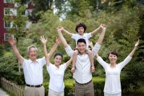 Família chinesa feliz posando no bairro residencial — Fotografia de Stock
