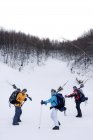 Трое китайских лыжников путешествуют по заснеженным горам — стоковое фото
