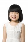 Retrato de menina chinesa no fundo branco — Fotografia de Stock