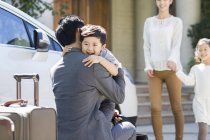 Fils chinois saluant et embrassant père de retour dans la rue — Photo de stock