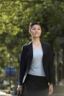 Китайський бізнес-леді йшов по вулиці — стокове фото