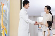 Chinoise fille mère tenant médecin mains à l'hôpital — Photo de stock
