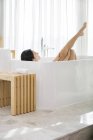 Китайська жінка, що прийняття ванни у сучасній ванній кімнаті — стокове фото