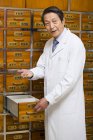 Leitender chinesischer Arzt steht mit offener Schublade — Stockfoto