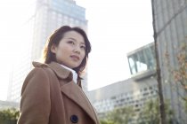 Портрет китайской женщины в центре города — стоковое фото