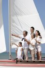 Binocolo di famiglia multi-generazione cinese su barca a vela — Foto stock