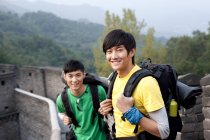 Chinês amigos do sexo masculino caminhadas na Grande Muralha — Fotografia de Stock