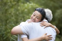 Cinese anziano coppia abbraccio a vicenda all'aperto — Foto stock