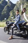 Coppia cinese seduta su moto insieme — Foto stock
