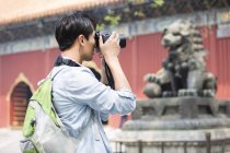 Chinese tourist taking pictures at Lama Temple — Stock Photo