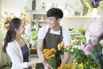 Florista chinês e cliente em loja de flores — Fotografia de Stock