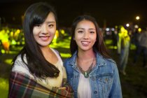 Mujeres chinas posando en el festival de música - foto de stock