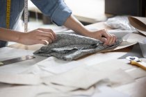 Обрезанный вид женщины-портного, работающей в студии с текстилем — стоковое фото