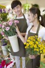 Chinese florists working in store — Stock Photo