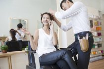 Femme chinoise parlant au téléphone dans le salon de coiffure — Photo de stock
