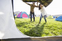 Китайская пара входит в палатку на фестивальной лужайке — стоковое фото