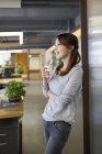 Chinesin steht mit Tasse Kaffee im Büro — Stockfoto