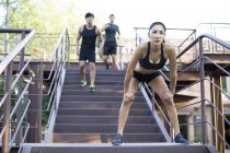 Chinesin rastet nach Treppenlauf aus — Stockfoto