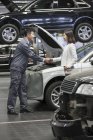 Meccanico auto cinese e proprietario di auto stringendo la mano — Foto stock