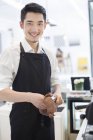 Aparato de limpieza barista chino en la cafetería - foto de stock