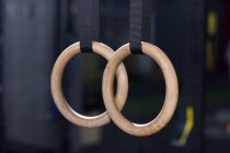 Close-up de anéis de ginástica de madeira no ginásio — Fotografia de Stock