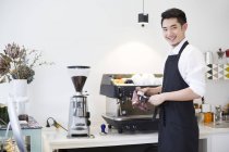 Китайський barista витираючи побутової техніки в магазині кави — стокове фото