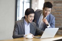 Asiatische Männer mit laptop in cafe — Stockfoto