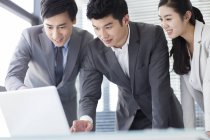 Pessoa de negócios chinesa usando laptop em reunião — Fotografia de Stock