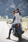 Китайська пара сидить на мотоциклі разом — стокове фото