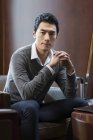 Retrato de homem de negócios chinês pensativo no quarto de hotel — Fotografia de Stock