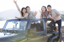 Amigos chinos se divierten en coche - foto de stock