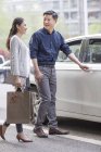 Reifes chinesisches Paar steigt nach Einkauf ins Auto — Stockfoto