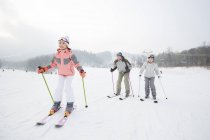 Chinesische Familie mit Tochter beim Skifahren im Skigebiet — Stockfoto