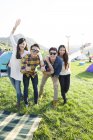 Китайський друзів постановки на траві на фестивалі музики — стокове фото