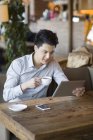 Chinese benutzt digitales Tablet im Café — Stockfoto