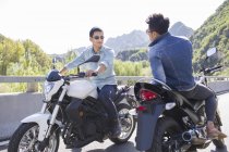 Amici cinesi seduti su moto insieme — Foto stock