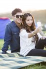 Pareja china tomando selfie con smartphone - foto de stock