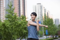 Uomo cinese che allunga le braccia sulla strada — Foto stock