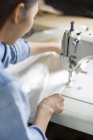 Sastre femenino chino usando máquina de coser - foto de stock
