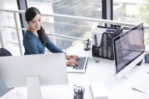 Empresária chinesa trabalhando no escritório — Fotografia de Stock