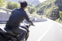 Chinês homem equitação motocicleta no estrada — Fotografia de Stock