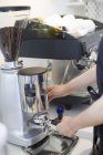 Vista recortada de barista haciendo café en la cafetería - foto de stock