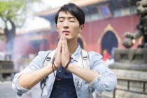 Chinese man praying in Lama Temple — Stock Photo