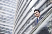 Китайський бізнесмен, дивлячись на вигляд і мислення — стокове фото